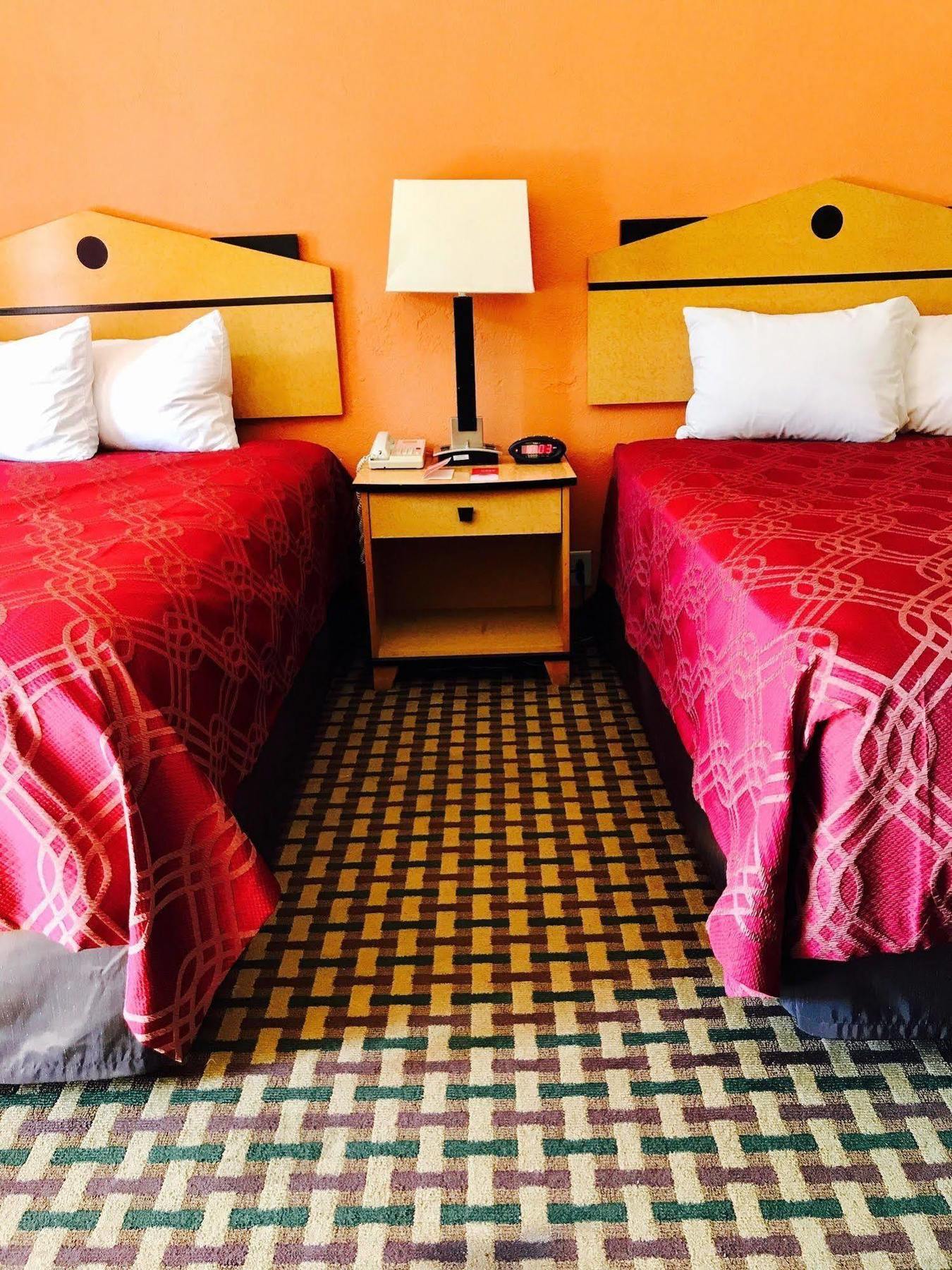 Milan Inn & Suites Экстерьер фото
